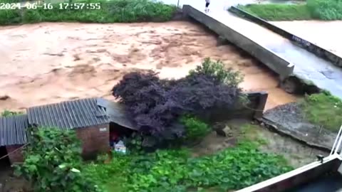 Person narrowly escapes bridge collapse in flood-hit China
