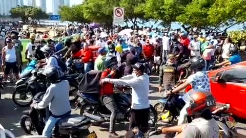 Trabajadores protestan por obras de protección costera