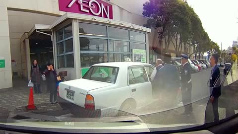 Premonition! A taxi man who stopped suddenly at the entrance of the mall opens the door