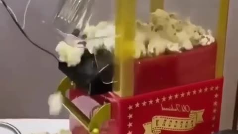 Pop corn with machine🌽