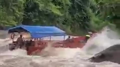 Amazing boat ⛵ traveling on tha river