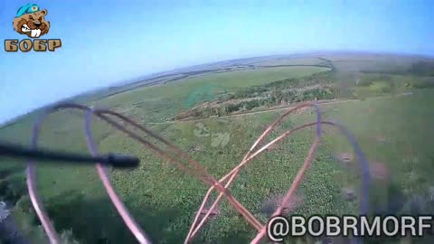 Útok ruského kamikadze dronu na ukrajinský vojenský pickup u Kreminy