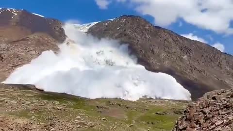 Kirghizistan : Un glacier s'est détaché à proximité des gorges de Juuku.