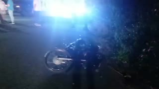 Se estrelló contra un carro y dejó la moto tirada en San Gil