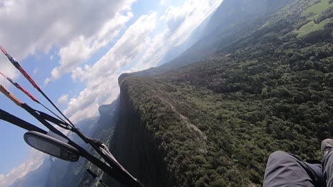 Tour du petit lac d'Annecy Aspirer par un nuage descente 360 3 BRUTE