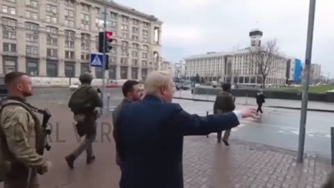 Boris Johnson in Kyiv with Zelensky - does natsi salute 5 times