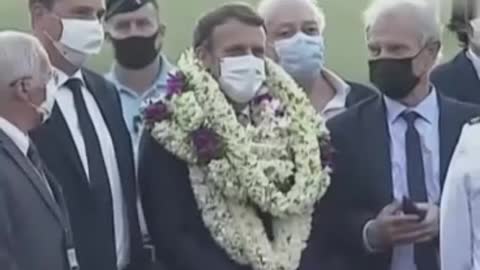 Macron's visit to Polynesia is covered with garlands