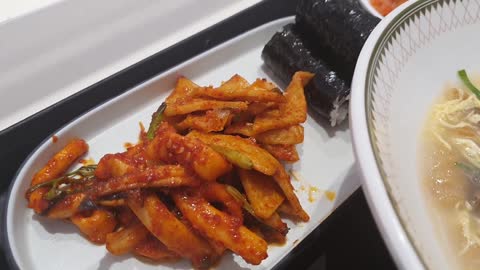 Hwangtae-noodle and Chungmu rice roll