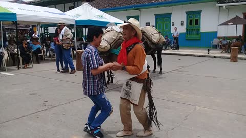 Campesinos de Colombia bailan