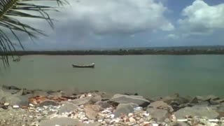 Praia, pedras, barco de pesca, céu e nuvens, filmando o mar calmo [Nature & Animals]