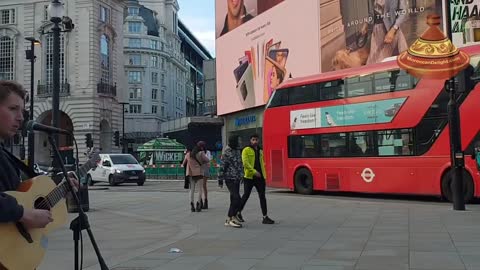 Amazing singer in London Piccadilly Circus