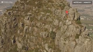 Drone filma corrida de atleta até o topo de uma montanha