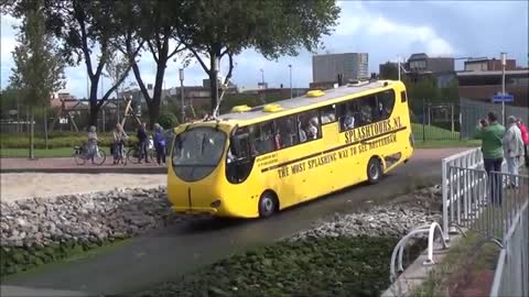 Amfibiebus / Busboot rijdt het water in!