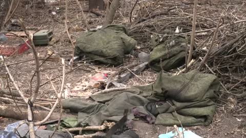 Militar ucraniano cava una tumba para un soldado ruso no identificado