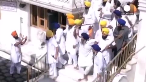 Dramatic sword fight breaks out between Sikhs at Golden Temple in India