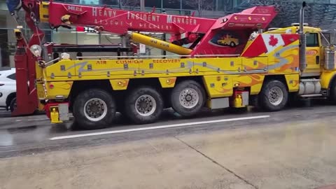 BIG TOW TRUCK REFUSED TO HELP NOW PARKED WITH TRUCKERS - CANADA FREEDOM CONVOY 2022 - 18-02-2022