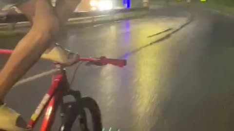 Video: La peligrosa maniobra de un joven para bajar loma de Turbaco en bicicleta