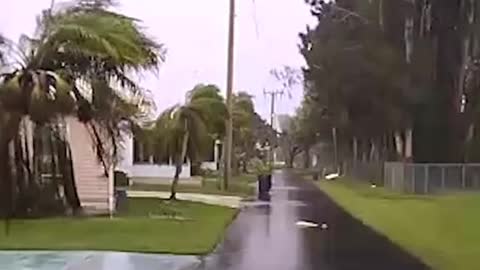 Tornado rips through Florida neighborhood