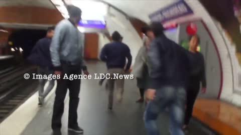 Agression par quatre roms dans le métro parisien. Paris-France - 15 Avril 2015