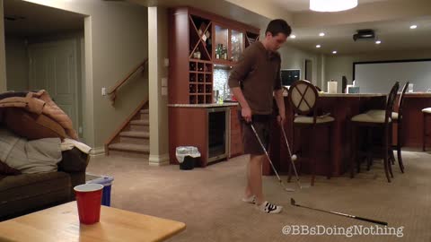 Épico truco usando tres palos de golf y un vaso rojo