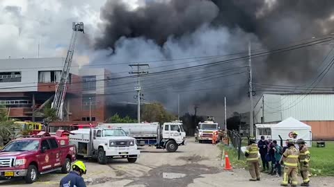 Así va el incendio en fábrica de colchones en Bogotá