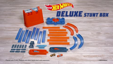 Hot Wheels Track Builder Playset, Deluxe Stunt Box with 25 Component Parts & 1:64 Scale Toy Car