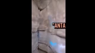 Antarctica tunnels dumbs