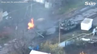 Russian T-80 tank drives away whilst on fire forcing troops inside to flee