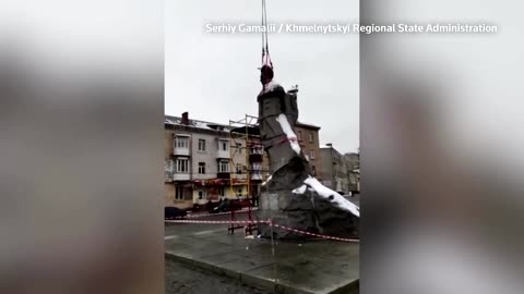 Video shows Soviet writer statue dismantled in Ukraine