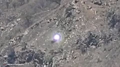 Un OVNI dans le ciel pendant la journée effraie la ville