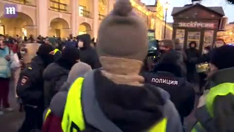 Russian police come down on anti-war protestors in St Petersburg