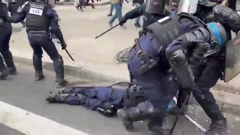 Παρίσι: Μεταφορά τραυματία αστυνομικού
