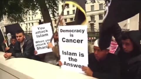 UK: lslamic Protest demands sharia and claim that democracy is a cancer.