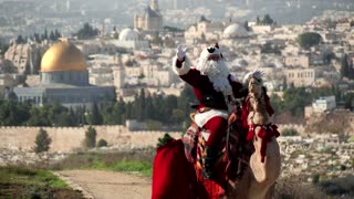 Santa tries to bring message of peace to Jerusalem