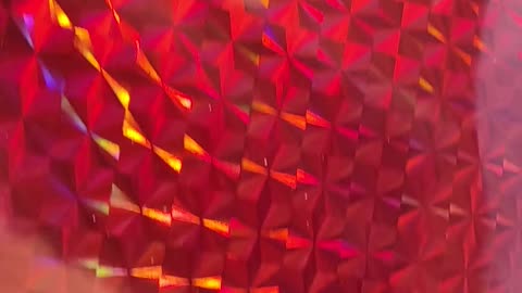 Prikaz metalizirane hologramske vinsko rdeče folije s kvadratki