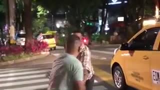 Pelea de taxistas en Medellín