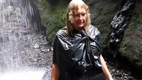 Patricia onder waterval in barranco del agua op La Palma.