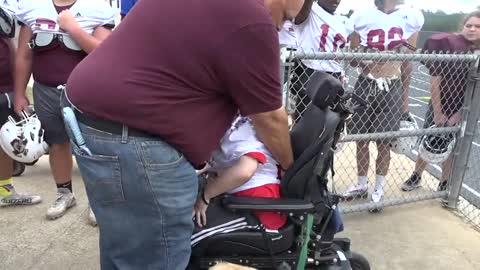 Houston teen pairs with Silsbee football to raise awareness for Duchenne muscular dystrophy