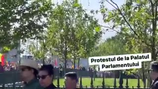 Mulțimea de protestatari se îndreaptă către Guvern. Ne revedem acolo, cu interviuri.