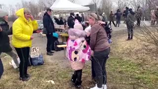 Mother reunites with children at Ukraine border