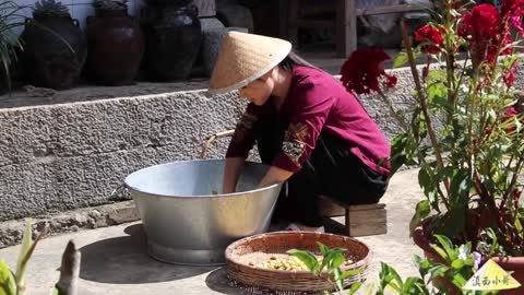 Picking Ginkgo Fruits and Cooking Healthy Stew with Pig Keel and Intestines filled with Ginkgo