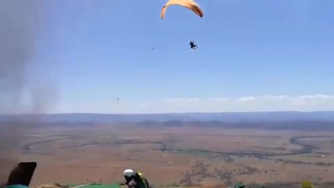 Men's paragliding "met" the dusty wind, and it drifted with the wind for 5 hours.