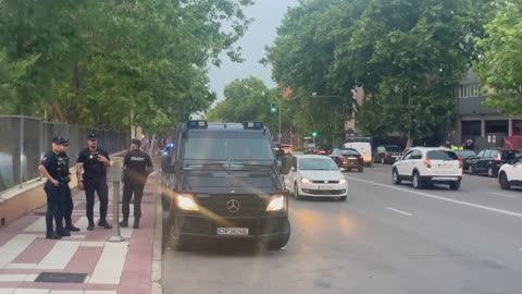 Policía blinda una calle por entrevista a Pedro Sánchez