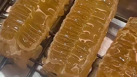 Sedapnya honeycomb ni hehehe #honeybeemalaysia