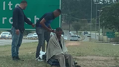 Motorcycle Courier Gives Homeless Person a Haircut