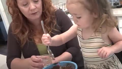 2-year-old goes viral for her hilarious diner routine l GMA