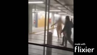 Mujer desnuda agrede a pasajeros en CHile