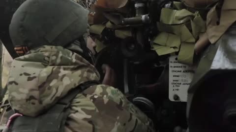 Crews of towed guns Gyacinth-B on combat mission