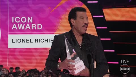 Lionel Richie Accepts the Icon Award Live at the 2022 AMAs - The American Music Awards