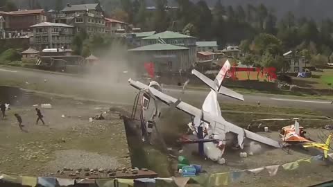 Plane crashes with 2 Helicopter (New Video)